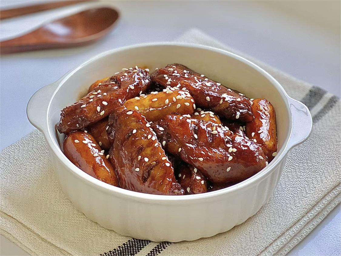 Coca-cola chicken wings served with rice cake